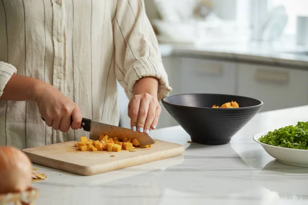 Akşam Yemeği Için Çorba Pişirirken Balkabağı Kesen Kadının Yakın Plan — Stok fotoğraf