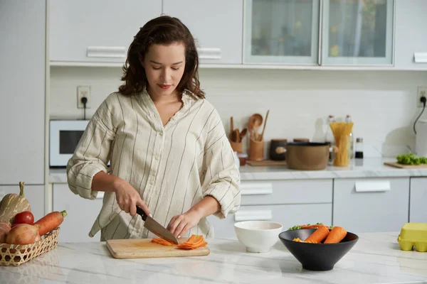 Mutfak Tezgahında Salata Için Havuç Kesen Genç Bir Kadın — Stok fotoğraf