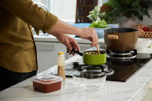 Обрізане Зображення Людини Готує Вечерю Кухонній Плиті — стокове фото