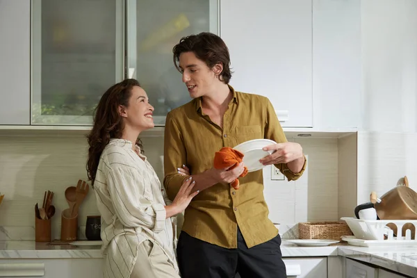 Yemekten Sonra Bulaşıkları Yıkayıp Yıkayan Kocasına Bakan Mutlu Genç Bir — Stok fotoğraf