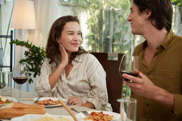 Gelukkig Jong Vrouw Kijken Naar Vriend Wanneer Eten Diner Thuis — Stockfoto