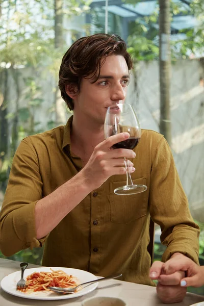 Молодой Человек Пьет Вино Глядя Девушку Любовью Нежностью — стоковое фото