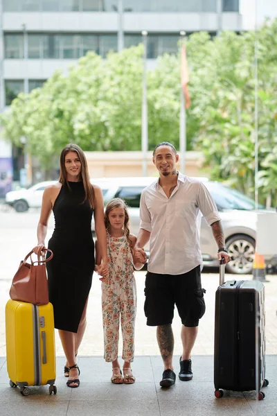 Família Feliz Com Suitacases Entrando Hotel Chique — Fotografia de Stock