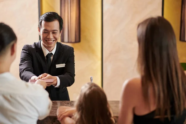 Recepcionista Sonriente Del Hotel Pidiendo Los Huéspedes Que Den Pasaportes — Foto de Stock