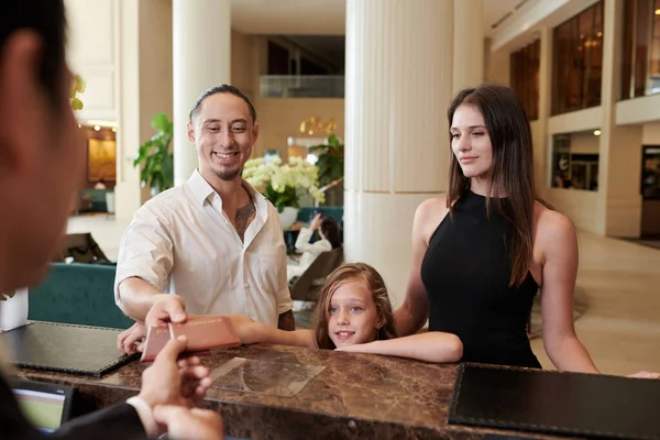 Familia Feliz Con Hija Preadolescente Registrándose Recepción Del Hotel —  Fotos de Stock
