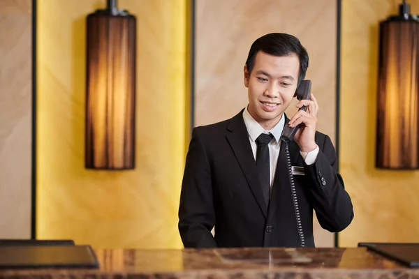Glimlachende Vietnamese Hotelreceptioniste Elegant Pak Die Telefoneert — Stockfoto