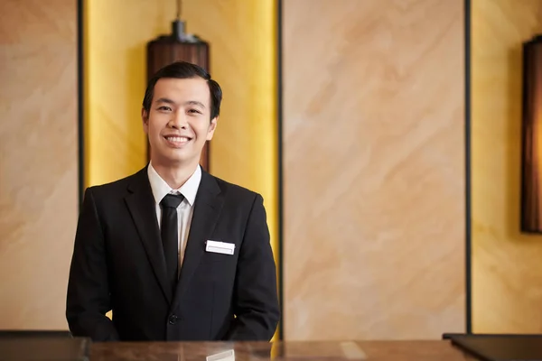Porträt Eines Positiven Asiatischen Hotelempfängers Mit Anstecker Auf Seinem Anzug — Stockfoto
