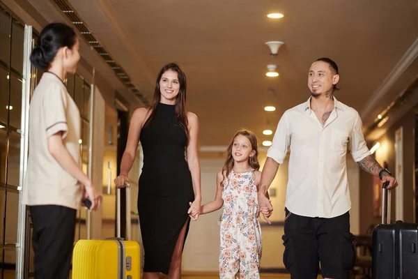 Hotelangestellte Begrüßt Familie Und Zeigt Weg Ihrem Zimmer — Stockfoto