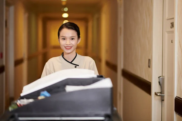 Young Hotel Maid Pushing Trolley Dirty Linen Cleaning Detergents — Stock Photo, Image