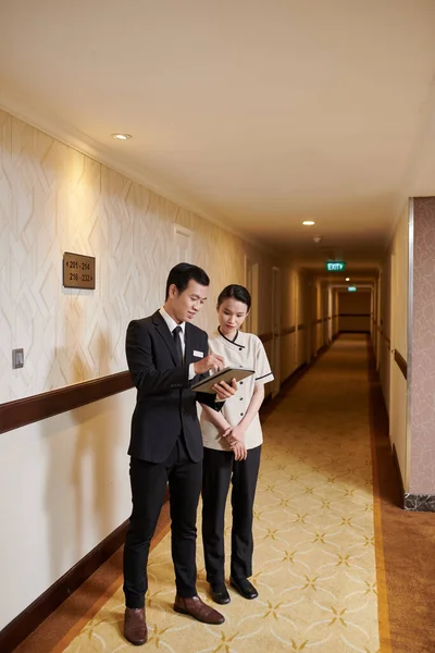 Hotel Menedzser Elmagyarázza Szobalánynak Hogy Melyik Szobát Kell Először Takarítani — Stock Fotó