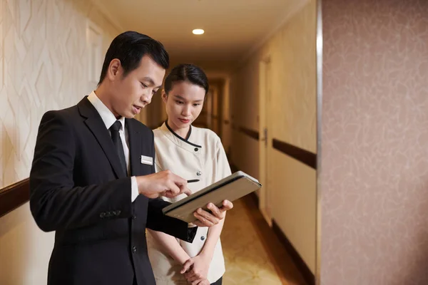 Hotel Menedzser Mutatja Szobalány Milyen Szobákat Kell Takarítani Vendégek Számára — Stock Fotó