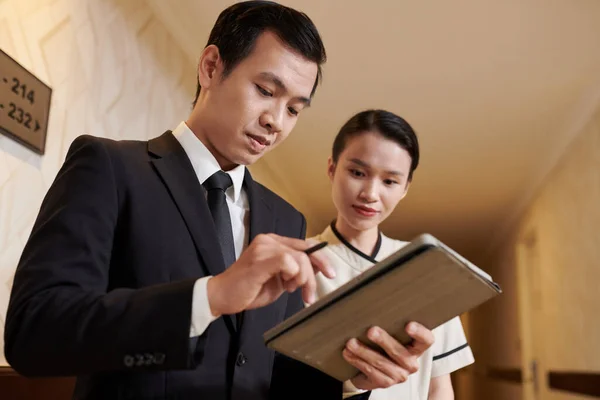 Hotel Workers Checking Shedule Tablet Computer Planning Work Day — Stock Photo, Image