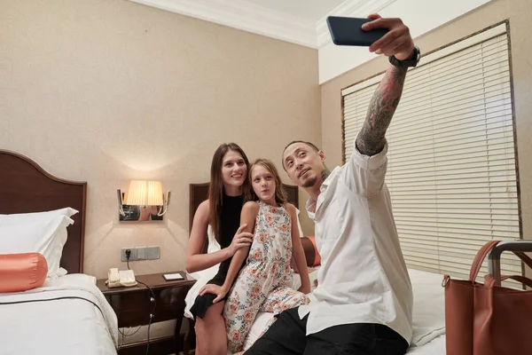 Radostný Muž Při Selfie Manželkou Předpubertální Dcerou Hotelovém Pokoji — Stock fotografie
