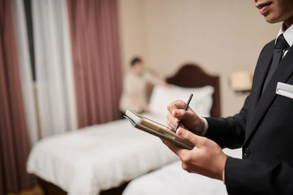 Hotelový Manažer Kontrolní Seznam Pokojů Když Pokojská Převlékání Prádlo — Stock fotografie