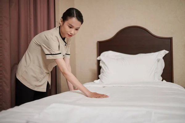 Hotel Maid Changing Linen Making Bed New Guests — Stock Photo, Image