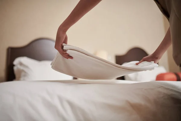 Hizmetçinin Elleri Otel Odasındaki Yatağa Temiz Çarşaf Koyuyor — Stok fotoğraf