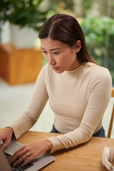 Pensive Jonge Aziatische Solopreneur Werken Laptop Programmering Beantwoorden Van Mails — Stockfoto
