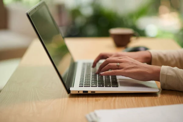 Handen Van Student Werken Laptop Aan Haar Bureau Het Thuiskantoor — Stockfoto