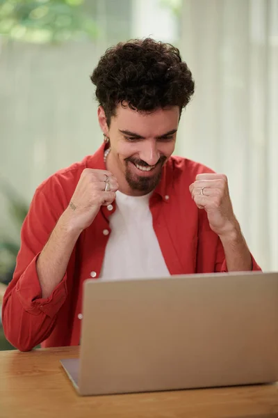 Aufgeregt Lächelnder Mann Liest Mail Mit Guten Nachrichten Auf Laptop — Stockfoto
