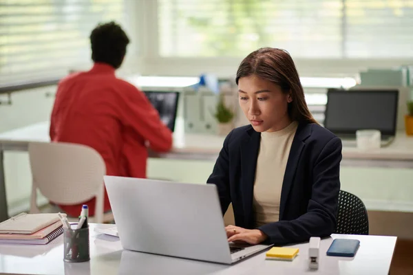 Серйозна Молода Жінка Підприємець Працює Ноутбуці Сучасному Офісі — стокове фото