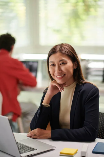 Positiv Affärskvinna Som Arbetar Bärbar Dator Vid Skrivbordet — Stockfoto