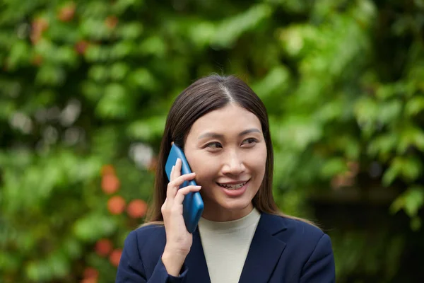 Ofisin Arka Bahçesinde Kahve Molası Verirken Telefonla Konuşan Gülümseyen Genç — Stok fotoğraf