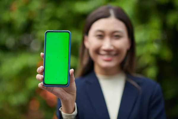 Mujer Negocios Sonriente Mostrando Teléfono Inteligente Con Screeb Verde Estar — Foto de Stock