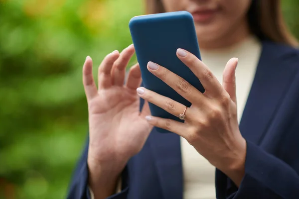 Kadınının Elleri Akıllı Telefondan Planlayıcı Uygulamasını Kontrol Ediyor — Stok fotoğraf