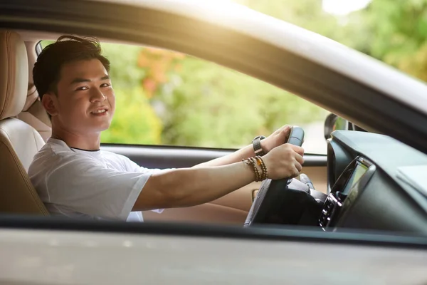 Glad Ung Asiatisk Man Kör Bil Solig Dag — Stockfoto
