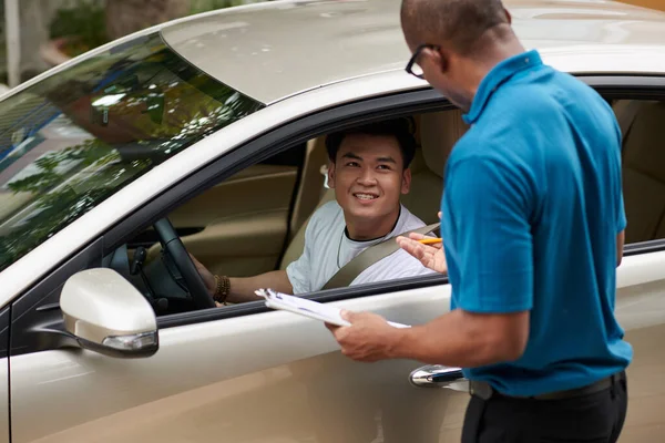 Ehliyet Sınavını Geçmeden Önce Öğrenciyle Konuşan Bir Sürücü — Stok fotoğraf