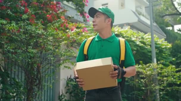 Leverans Man Grön Uniform Med Gul Väska Söker Kunder Adress — Stockvideo