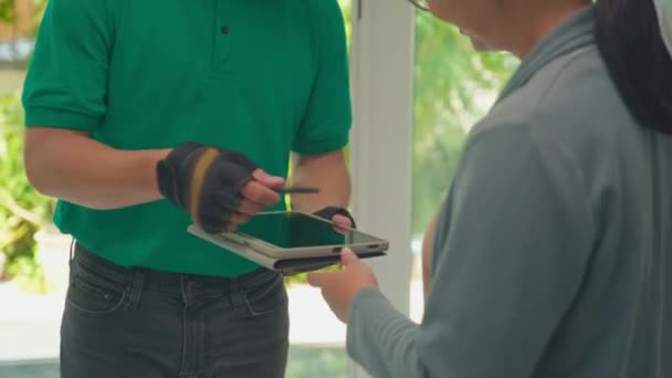 Colpo Ritagliato Uomo Consegna Verde Shirt Dando Tablet Digitale Con — Video Stock