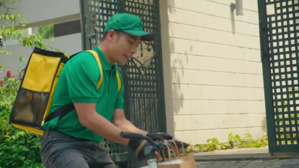 Colpo Medio Consegna Uomo Uniforme Verde Bicicletta Dando Borse Cliente — Video Stock