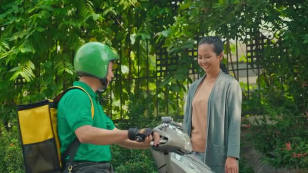 Plan Moyen Livreur Casque Shirt Vert Sur Moto Donnant Boîte — Video