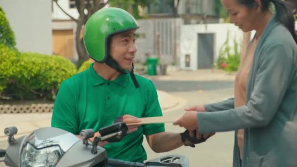 Levering Man Groen Uniform Geven Envelop Ontvangst Aan Vrouwelijke Klant — Stockvideo