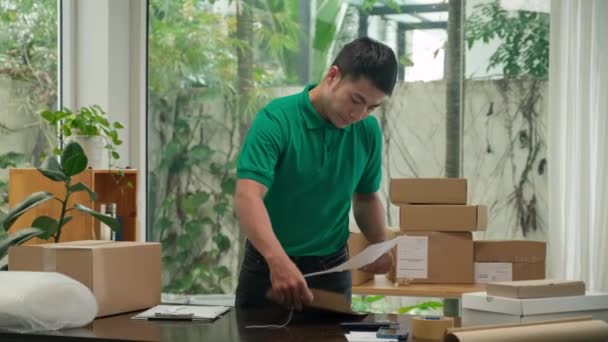 Medium Shot Van Postbeambte Groene Uniforme Verpakkingsdocumenten Enveloppe Aan Scheepsklanten — Stockvideo