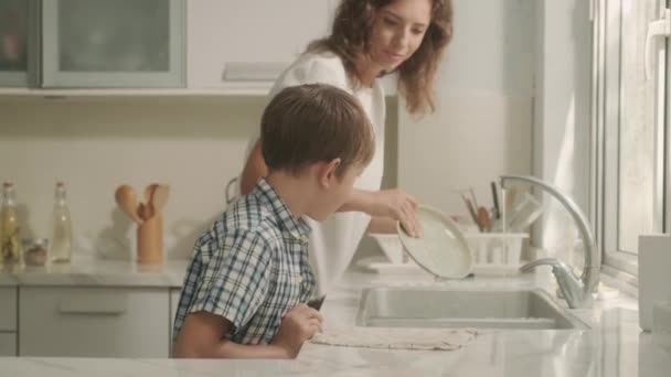 Μέτριο Πλάνο Της Μητέρας Και Του Γιου Homewear Πλύσιμο Και — Αρχείο Βίντεο