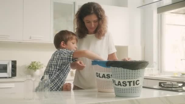 Mutter Und Sohn Hauskleidung Trennen Gemeinsam Müll Plastik Und Glas — Stockvideo