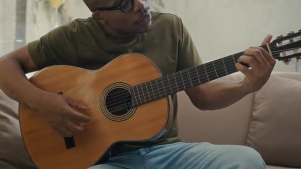 집에서 교습을 학생에게 기타치는 가르치는 교사의 — 비디오