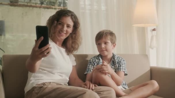 Madre Figlio Casa Videocalling Padre Tramite Smartphone Mentre Seduto Sul — Video Stock