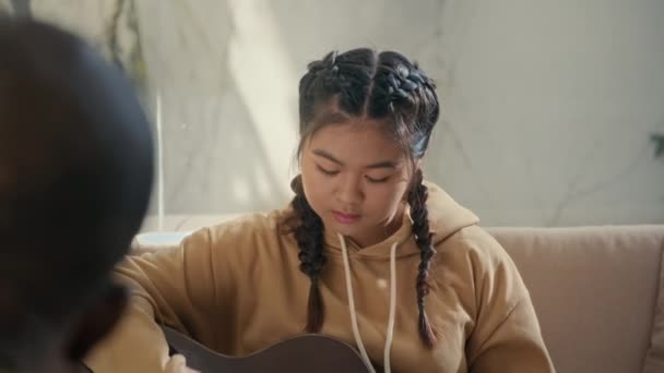 Sobre Ombro Tiro Adolescente Menina Tocando Guitarra Sob Instruções Professores — Vídeo de Stock
