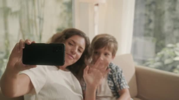Mutlu Anne Oğul Oturma Odasındaki Kanepede Otururken Akıllı Telefon Kullanarak — Stok video