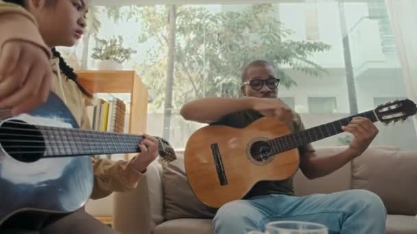 Bajo Ángulo Adolescente Aprendiendo Tocar Guitarra Junto Con Profesor Clase — Vídeo de stock