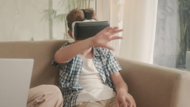 Підпідліток Використовує Відеомагнітофон Грає Віртуальну Гру Поки Молода Мати Працює — стокове відео