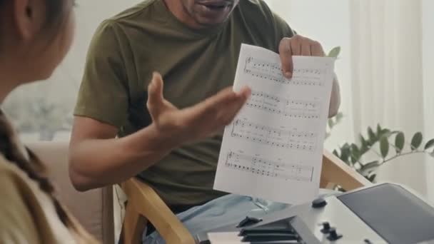 Muziekleraar Uitleggen Tieners Student Met Muziek Notities Waar Zetten Vingers — Stockvideo