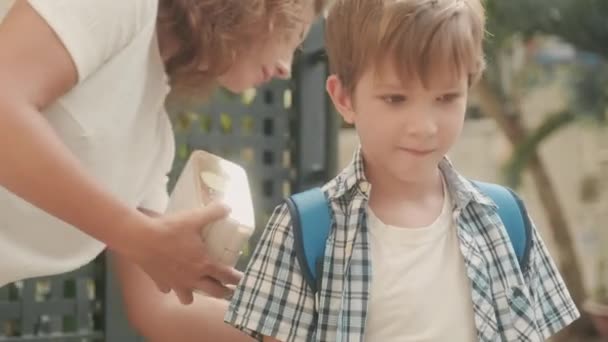 Anne Oğlunu Okul Günü Için Hazırlıyor Kapısında Yemek Olan Bir — Stok video
