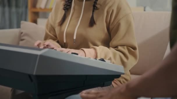 Leraar Bonzen Ritme Terwijl Student Spelen Elektronische Piano Tijdens Muziekles — Stockvideo