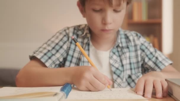 Niño Pre Adolescente Enfocado Haciendo Tarea Escribiendo Cuaderno Preparándose Para — Vídeos de Stock
