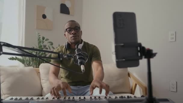 Zenetanár Streaming Magát Elmagyarázza Hogyan Kell Zongorázni Okostelefon — Stock videók