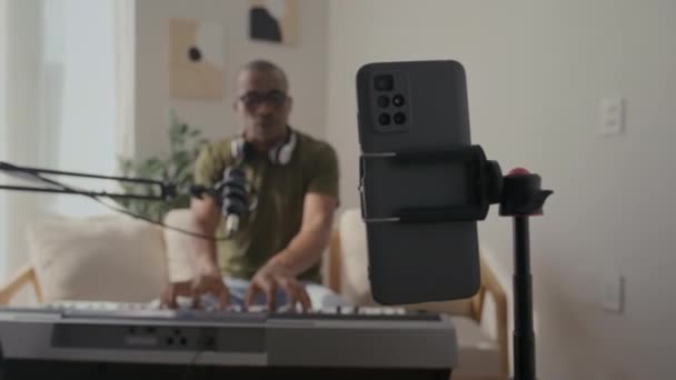 Muzikant Dirigeert Podcast Het Spelen Van Elektronische Piano Met Smartphone — Stockvideo